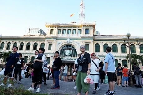 Turistas surcoreanos visitan la Oficina Central de Correos de Saigon, un famoso destino en Ciudad Ho Chi Minh (Foto: VNA)