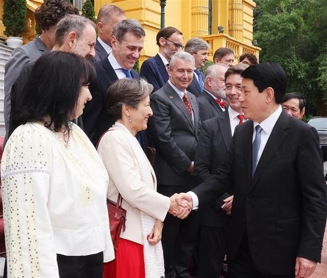 El presidente de Vietnam, Luong Cuong, saluda a los delegados (Foto: VNA)
