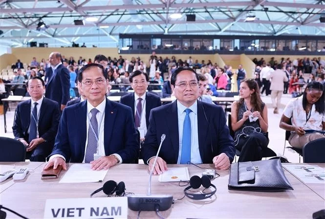 El primer ministro de Vietnam, Pham Minh Chinh (derecha), participa en la sesión de apertura de la UNOC 3 (Foto: VNA)