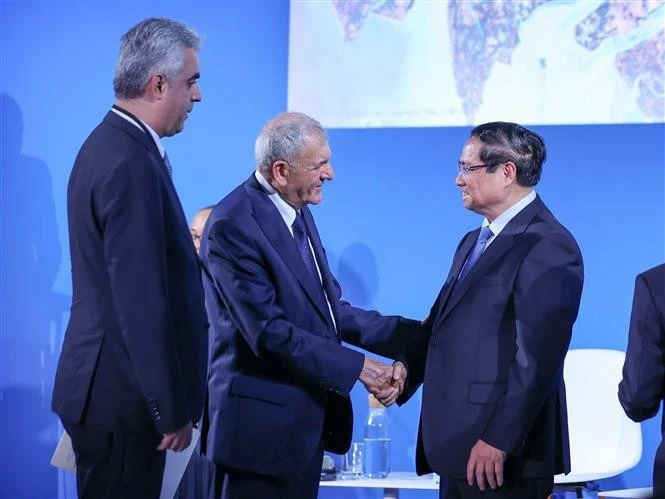 El primer ministro de Vietnam, Pham Minh Chinh, saluda al presidente de Irak, Abdul Latif Jamal Rashid (Foto: VNA)