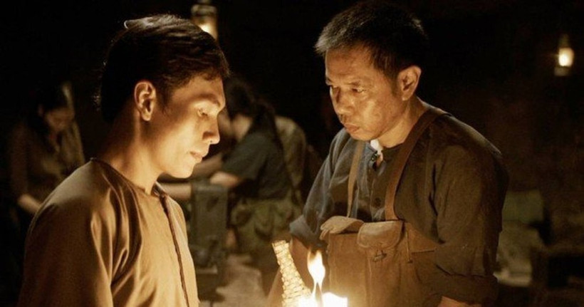 Los actores Thai Hoa y Quang Tuan interpretan el papel de soldados que viven en los túneles