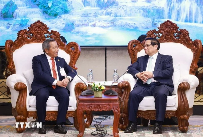 El primer ministro de Vietnam, Pham Minh Chinh (derecha), recibe al presidente de la Asociación de Amistad Laos-Vietnam, Boviengkham Vongdara (Foto: VNA)