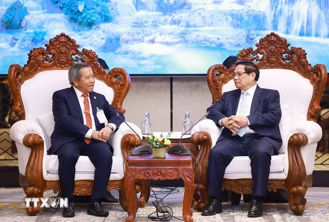 El primer ministro de Vietnam, Pham Minh Chinh (derecha), recibe al presidente de la Asociación de Amistad Laos-Vietnam, Boviengkham Vongdara (Foto: VNA)