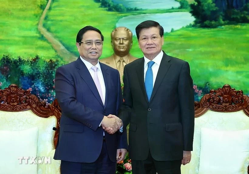 El primer ministro de Vietnam, Pham Minh Chinh (izquierda), se reúne con el secretario general del Partido Popular Revolucionario y presidente de Laos, Thongloun Sisoulith (Foto: VNA)