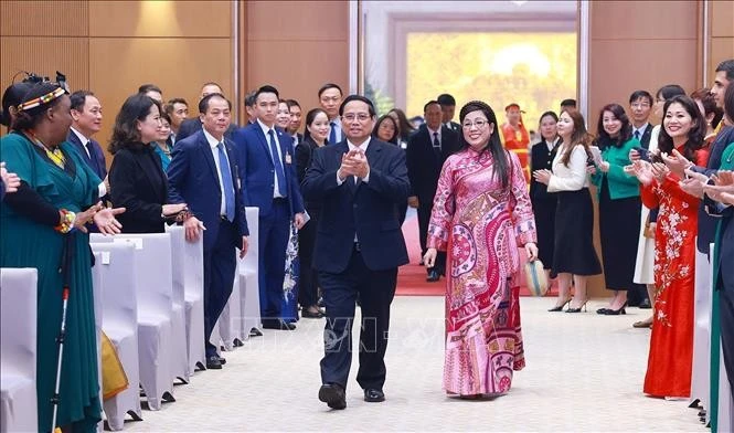 El primer ministro Pham Minh Chinh y su esposa en la recepción (Foto: VNA)