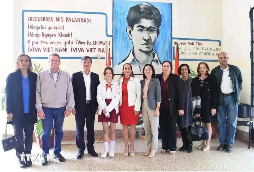 La delegación de la Embajada de Vietnam y funcionarios cubanos en la escuela primaria Nguyen Van Troi, en el municipio del Cerro, La Habana. (Foto: VNA)