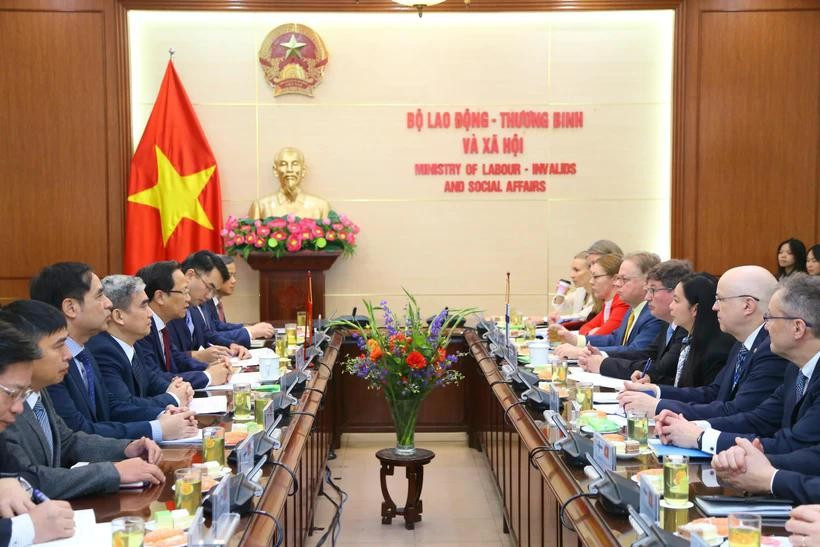 Reunión entre el Ministerio de Trabajo, Inválidos de Guerra y Asuntos Sociales de Vietnam y el Ministerio de Asuntos Económicos y Empleo de Finlandia (Foto: VietnamPlus)