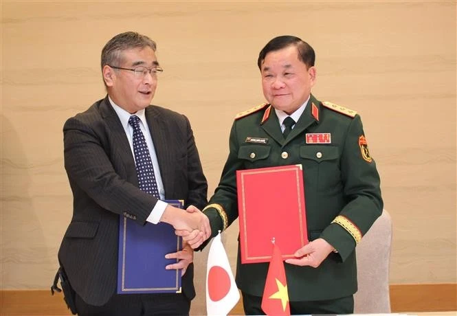 El viceministro vietnamita de Defensa Hoang Xuan Chien (derecha) y su homólogo japonés Kano Koji en el onceno diálogo sobre política de defensa entre ambos países, en la prefectura nipona de Fukuoka (Foto: VNA)