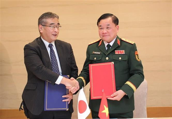 El viceministro vietnamita de Defensa Hoang Xuan Chien (derecha) y su homólogo japonés Kano Koji en el onceno diálogo sobre política de defensa entre ambos países, en la prefectura nipona de Fukuoka (Foto: VNA)