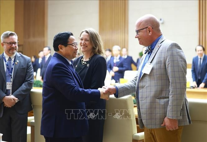 El primer ministro de Vietnam, Pham Minh Chinh, saluda a los representantes de las universidades estadounidenses (Foto: VNA)