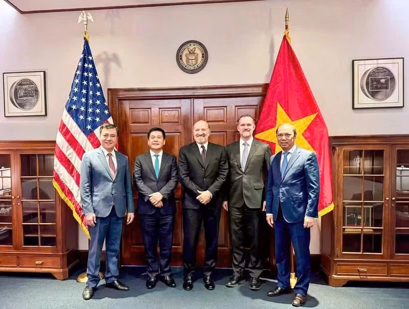 El ministro de Industria y Comercio de Vietnam, Nguyen Hong Dien (segundo desde la izquierda), mantuvo una sesión de negociación con el secretario de Comercio de Estados Unidos, Howard Lutnick, y el embajador Jamieson Greer, representante comercial de Estados Unidos, la tarde del 12 de junio (hora local) en Washington. (Foto: VNA)