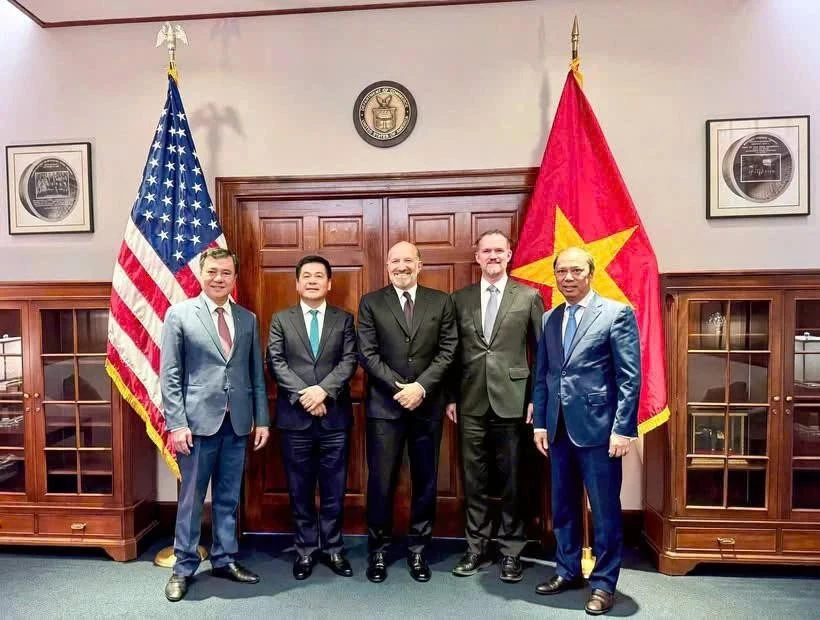 El ministro de Industria y Comercio de Vietnam, Nguyen Hong Dien (segundo desde la izquierda), mantuvo una sesión de negociación con el secretario de Comercio de Estados Unidos, Howard Lutnick, y el embajador Jamieson Greer, representante comercial de Estados Unidos, la tarde del 12 de junio (hora local) en Washington. (Foto: VNA)