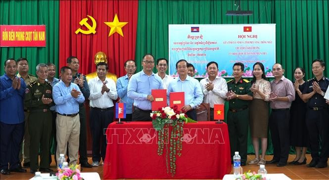 Las autoridades de Tay Ninh y Prey Veng firman el acta de la reunión (Foto: VNA)