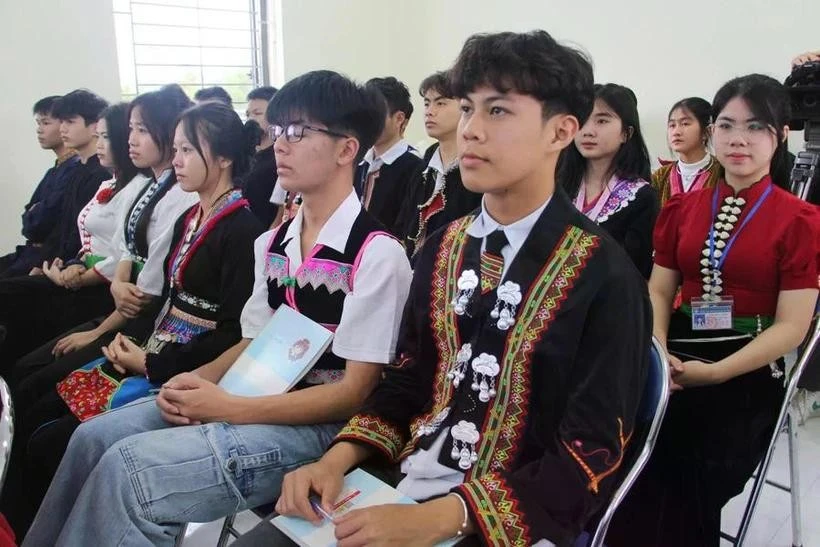 40 estudiantes del internado para minorías étnicas de la provincia de Dien Bien han sido seleccionados para un curso de ruso, patrocinado por la Universidad de Tecnología y Gestión. (Foto: giaoducthoidai.vn)