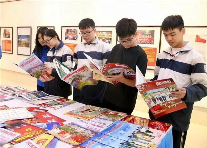 Los estudiantes visitan la exposición (Foto: VNA)