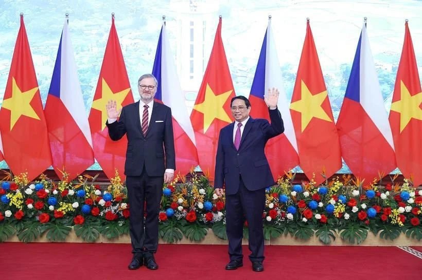 El primer ministro de Vietnam, Pham Minh Chinh (derecha), y su homólogo checo, Petr Fiala (Foto: VNA)