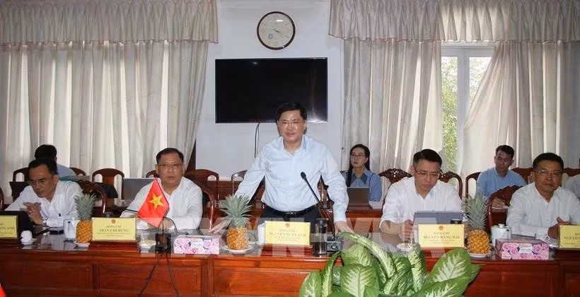 l vicesecretario del Comité del Partido de la provincia vietnamita de Hau Giang, Nguyen Tuan Anh, interviene en la reunión (Foto: VNA)