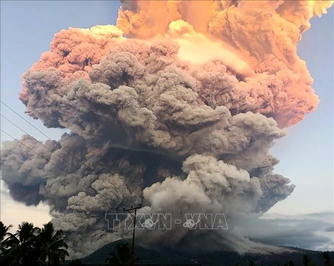 El volcán Lewotobi Laki-Laki en la isla de Flores, Indonesia, entra en erupción el 17 de junio de 2025. (Foto: Xinhua/VNA)