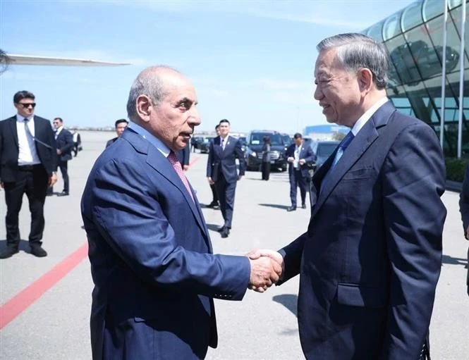 El primer viceprimer ministro de Azerbaiyán, Yagub Eyyubov (izq.), despide al secretario general del Partido Comunista de Vietnam, To Lam, en el Aeropuerto Internacional Heydar Aliyev en Bakú. (Foto: VNA)