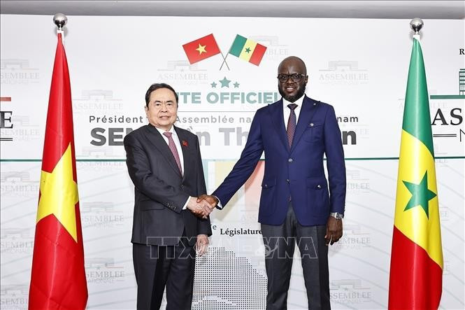 El presidente de la Asamblea Nacional de Vietnam, Tran Thanh Man (izquieda), se reúne con su homólogo de Senegal, El Malick Ndiaye (Foto: VNA)