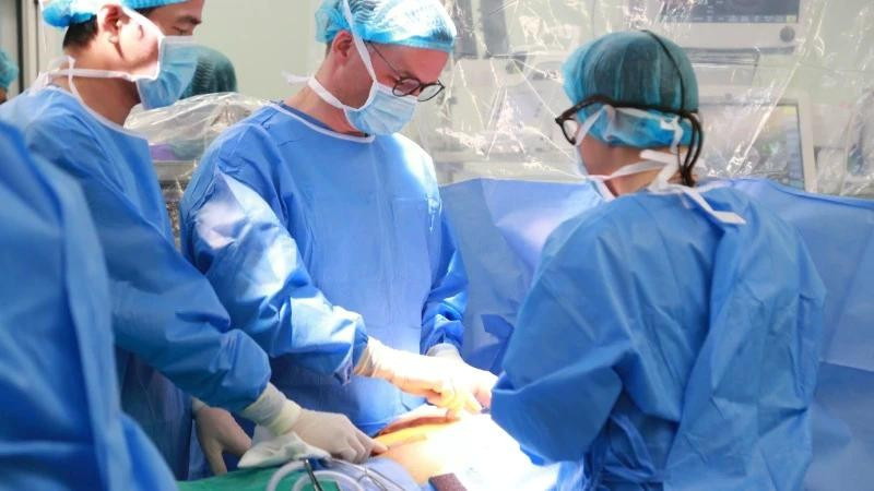 Los médicos realizan la operación (Foto: Hospital Militar Central 108)