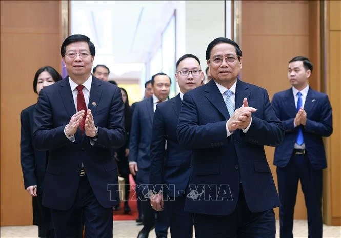 El primer ministro de Vietnam, Pham Minh Chinh (derecha), y Qiu Yong, secretario del Comité del Partido Comunista de China en la Universidad Tsinghua y académico de la Academia de Ciencias de China (Foto: VNA)