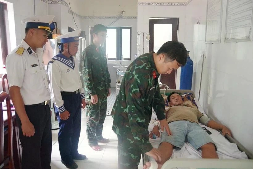 Los médicos militares examinan al pescador Huynh Con (Foto: VNA)