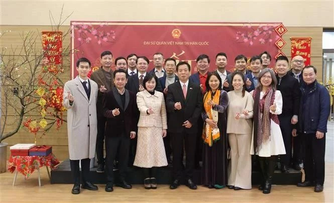 El personal de la Embajada de Vietnam en Corea del Sur posa para una fotografía con representantes de la comunidad de coterráneos en el país insular (Foto: VNA)