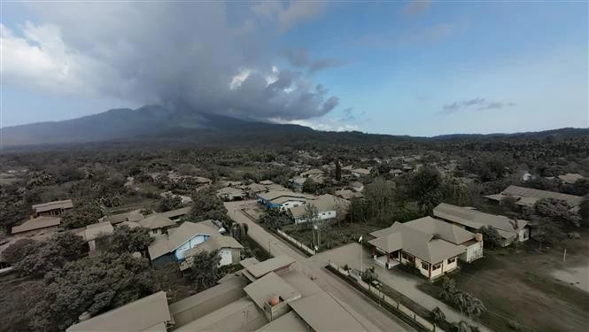 Erupción del monte Lewotobi Laki-Laki en el este de Indonesia. (Foto: Xinhua/VNA)