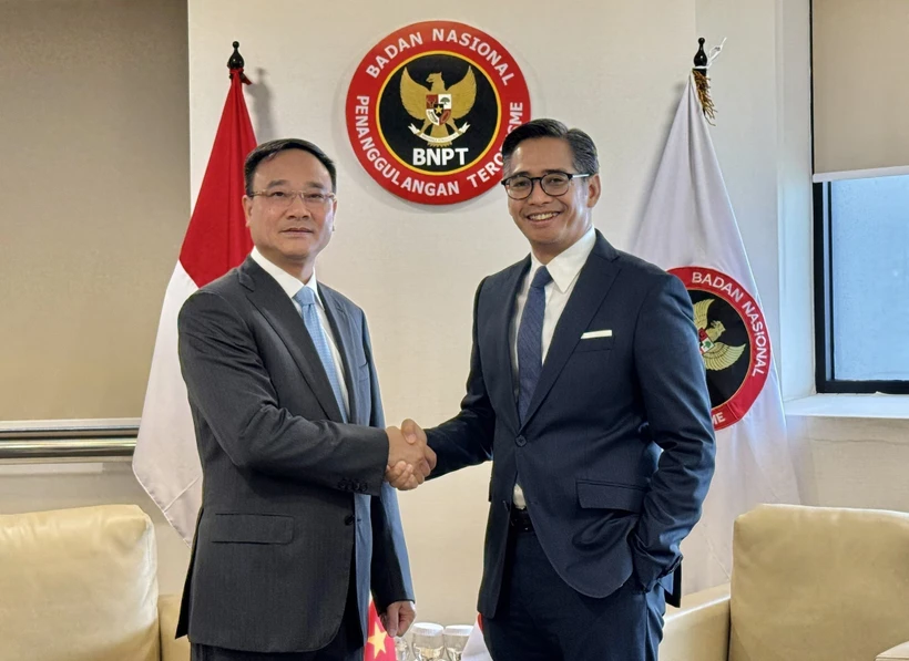 El teniente general Pham The Tung, viceministro de Seguridad Pública de Vietnam (izquierda), y Andhika Chrisnayudhanto, subdirector de la Agencia Nacional Antiterrorista de Indonesia (Foto: VNA)