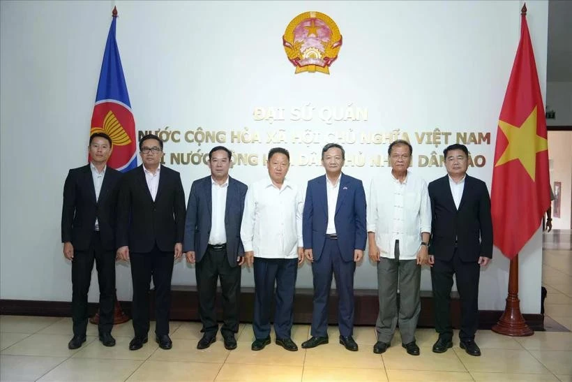 El embajador Nguyen Minh Tam (tercero desde la derecha) y los participantes en la reunión (Foto: VNA)