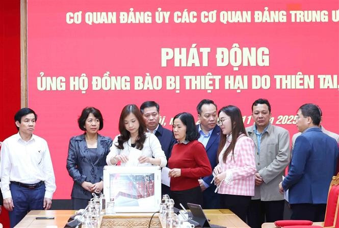 Funcionarios y empleados del Comité partidista en órganos centrales del Partido realizan donaciones para ayudar a las personas afectadas por tormentas e inundaciones. (Foto: VNA)