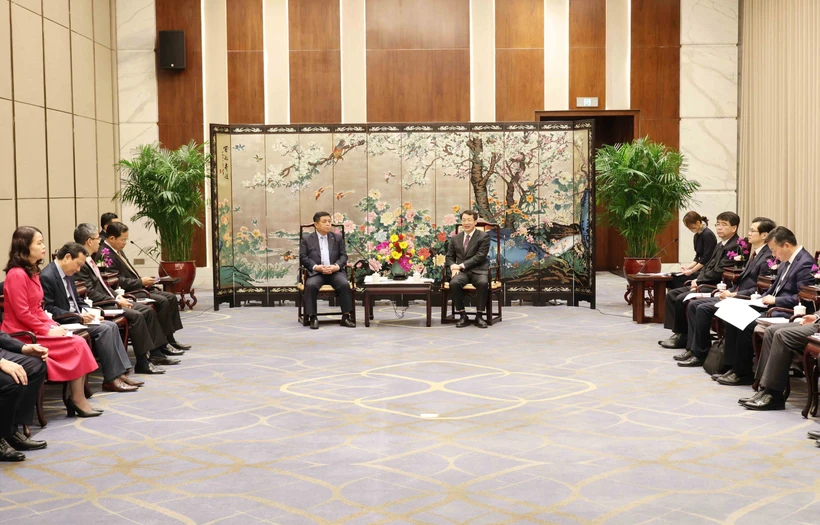 El viceprimer ministro vietnamita Nguyen Chi Dung se reúne con Zhang Hu, subgobernador de Guangdong (Foto: VNA)