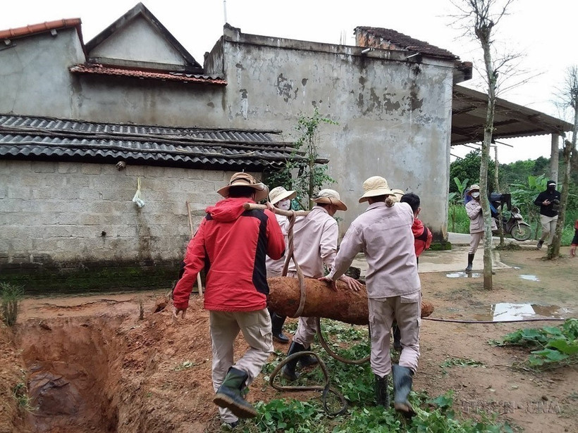 Un equipo del Grupo Asesor de Minas (MAG) detectó y desactivó con éxito una bomba sin explotar de casi 230 kilogramos en el jardín de una familia en la aldea de Nguyen Son, comuna de Cu Nam, provincia de Quang Binh. (Foto: VNA)