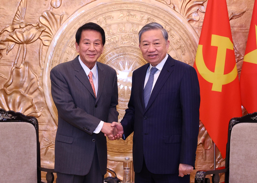 El secretario general del Partido Comunista de Vietnam, To Lam (derecha), recibe a Sugi Ryotaro, exembajador especial Japón-Vietnam (Foto: VNA)