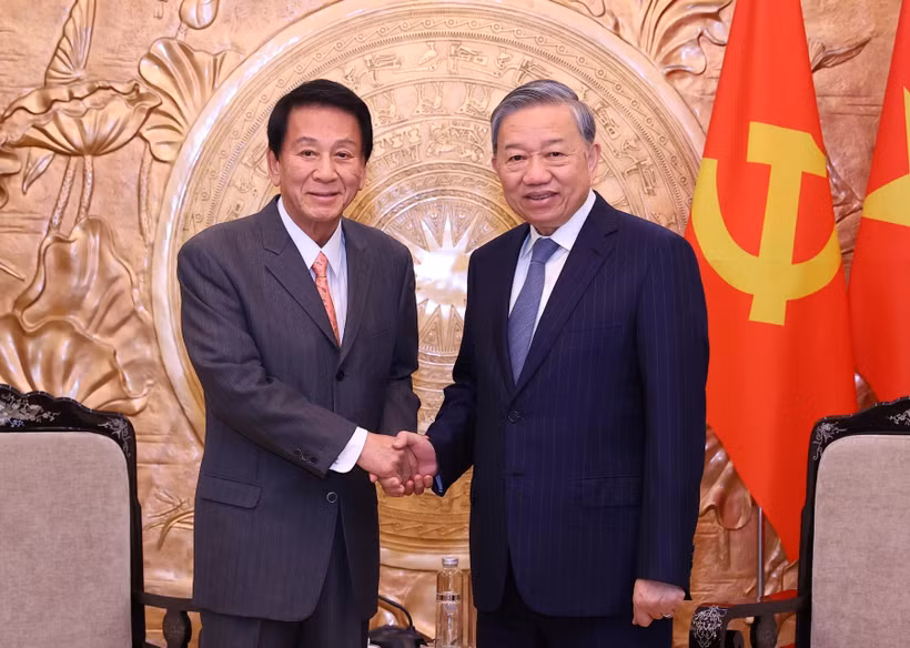 El secretario general del Partido Comunista de Vietnam, To Lam (derecha), recibe a Sugi Ryotaro, exembajador especial Japón-Vietnam (Foto: VNA)