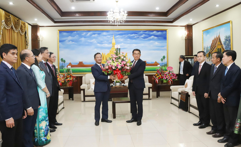 El embajador Nguyen Minh Tam entrega flores del secretario general del PCV, To Lam, con motivo del 70º aniversario del PPRL (Foto: VNA)