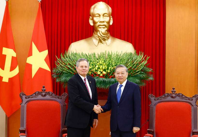 El secretario general del Partido Comunista de Vietnam, To Lam (derecha), recibe al senador estadounidense Steven David Daines (Foto: VNA)