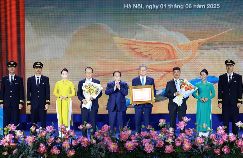 El primer ministro de Vietnam, Pham Minh Chinh, otorga el certificado de mérito a Vietnam Airlines (Foto: VNA)