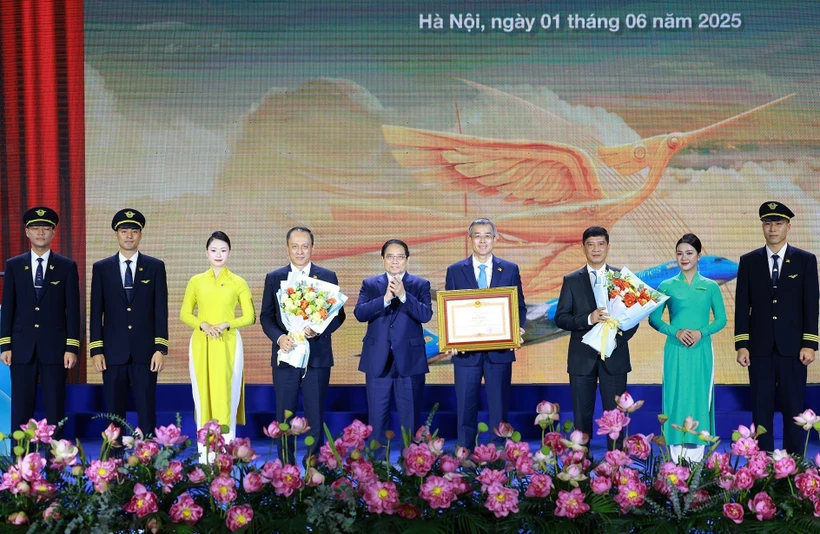 El primer ministro de Vietnam, Pham Minh Chinh, otorga el certificado de mérito a Vietnam Airlines (Foto: VNA)