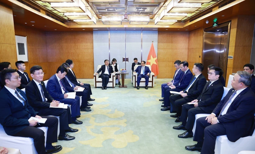El primer ministro de Vietnam, Pham Minh Chinh, trabaja con el vicepresidente de COMAC Shen Bo. (Foto: VNA)