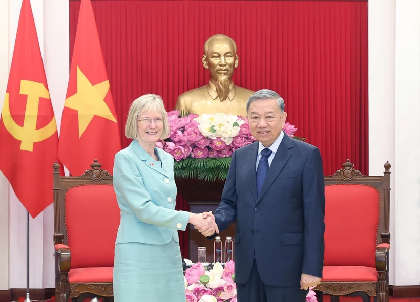 El secretario general del PCV, To Lam, recibe a la recién designada embajadora de Australia en Vietnam, Gillian Bird. (Foto: VNA)
