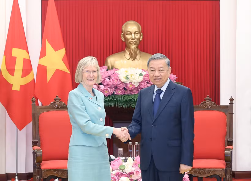 El secretario general del PCV, To Lam, recibe a la recién designada embajadora de Australia en Vietnam, Gillian Bird. (Foto: VNA)