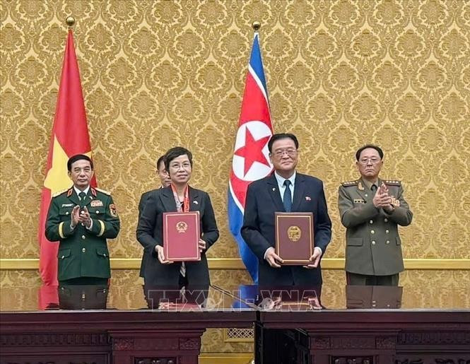 La directora general de la VNA, Vu Viet Trang, y el presidente de la KCNA, Kim Pyong Ho, en la ceremonia de rúbrica (Foto: VNA)