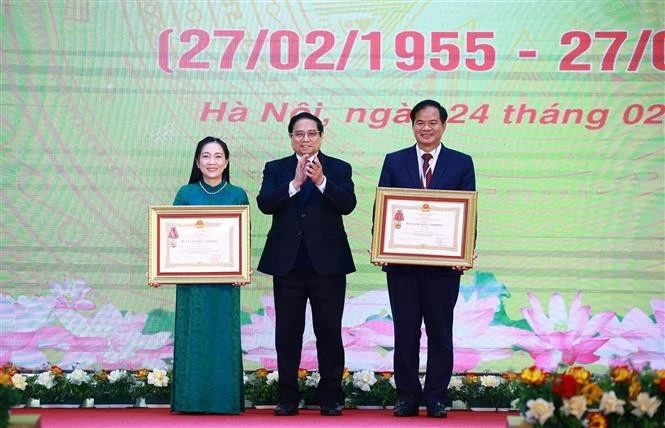 El primer ministro de Vietnam, Pham Minh Chinh, otorga las Órdenes de Trabajo de Tercera Clase a Dao Xuan Co, director del Hospital Bach Mai, y Nguyen Thi Mai Ngoc, doctora del Instituto Cardiovascular del nosocomio. (Foto: VNA)