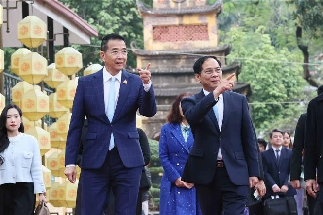 El vicepremier y canciller de Vietnam, Bui Thanh Son (derecha), y el ministro de Relaciones Exteriores de Tailandia, Maris Sangiampongsa, visitan la Ciudadela Imperial de Thang Long, en Hanoi. (Foto: VNA)