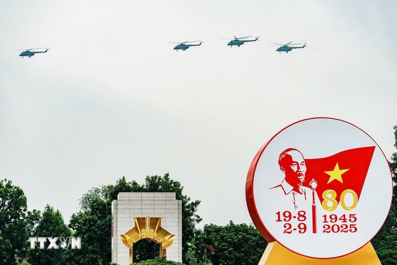 Helicópteros vuelan sobre la Plaza Ba Dinh (Hanoi) con motivo del 80.º aniversario del Día Nacional de Vietnam (Foto: VNA)