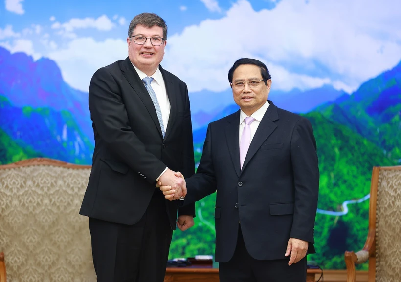 El primer ministro de Vietnam, Pham Minh Chinh (derecha), recibe a Arto Olavi Satonen, ministro de Empleo del Ministerio de Asuntos Económicos y Empleo de Finlandia. (Foto: VNA)