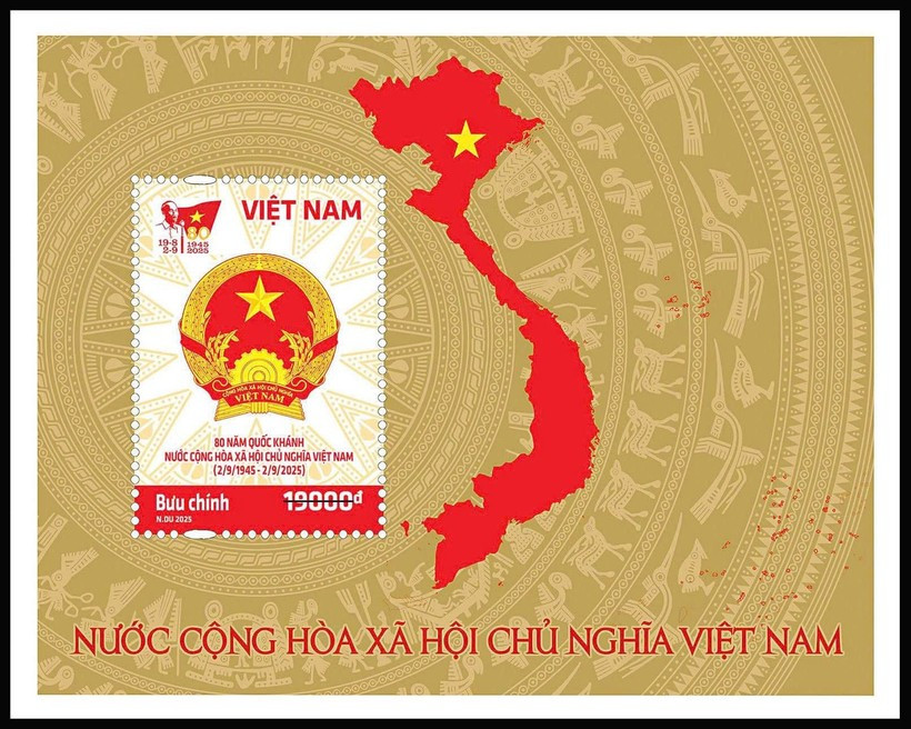 La hoja de recuerdo muestra el emblema nacional de la República Socialista de Vietnam junto a un mapa del país (Foto: VNA)