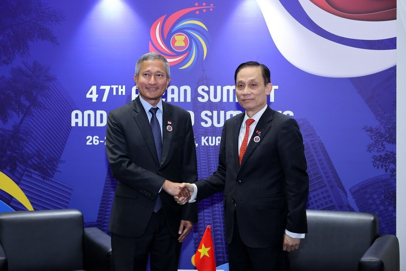 El ministro de Relaciones Exteriores de Vietnam, Le Hoai Trung (derecha), y su homólogo singapurense, Vivian Balakrishnan (Foto: Cancillería de Vietnam)